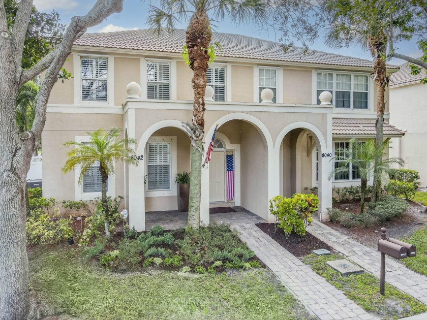 This stunning 3-bedroom, 2.5 bathroom townhome offers a perfect - Beach Townhome/Townhouse for sale in Palm Beach Gardens, Florida on Beachhouse.com