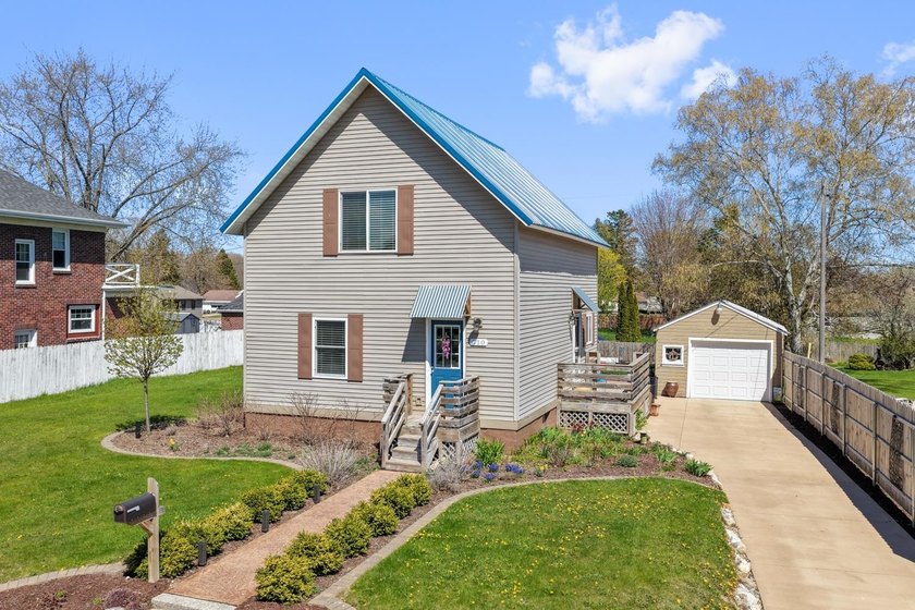 Welcome home! Tastefully updated 3BR/1.5BA 1.5 story features an - Beach Home for sale in Kewaunee, Wisconsin on Beachhouse.com