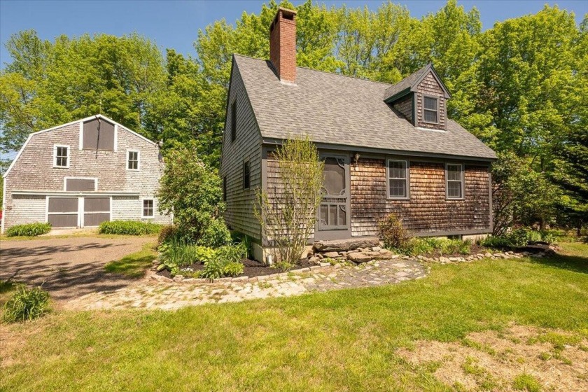 Set on a well landscaped corner lot, This 2005 custom-built - Beach Home for sale in Waldoboro, Maine on Beachhouse.com