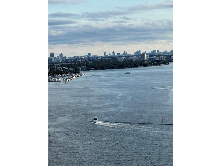 Turn-key beautiful 762sf - 1/1 1/2 unit, bigger than an 2/2 - Beach Condo for sale in Sunny Isles Beach, Florida on Beachhouse.com