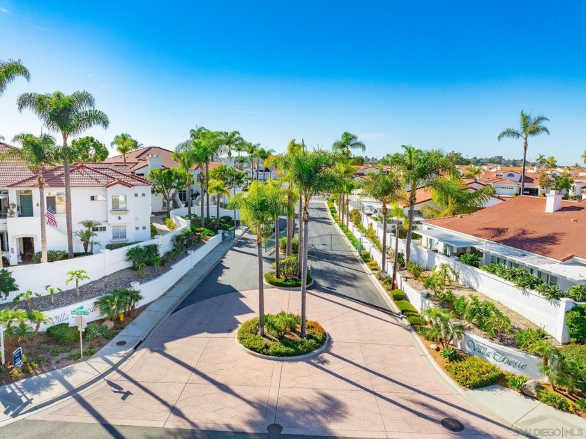 Welcome to this bright and airy upper-level unit in the - Beach Home for sale in Oceanside, California on Beachhouse.com