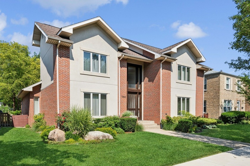 Prepare to be impressed! This stunning 4-bedroom, 3-bath - Beach Home for sale in Skokie, Illinois on Beachhouse.com