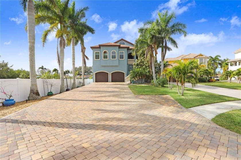STUNNING WATERFRONT EXECUTIVE canal home in Apollo Beach! This - Beach Home for sale in Apollo Beach, Florida on Beachhouse.com