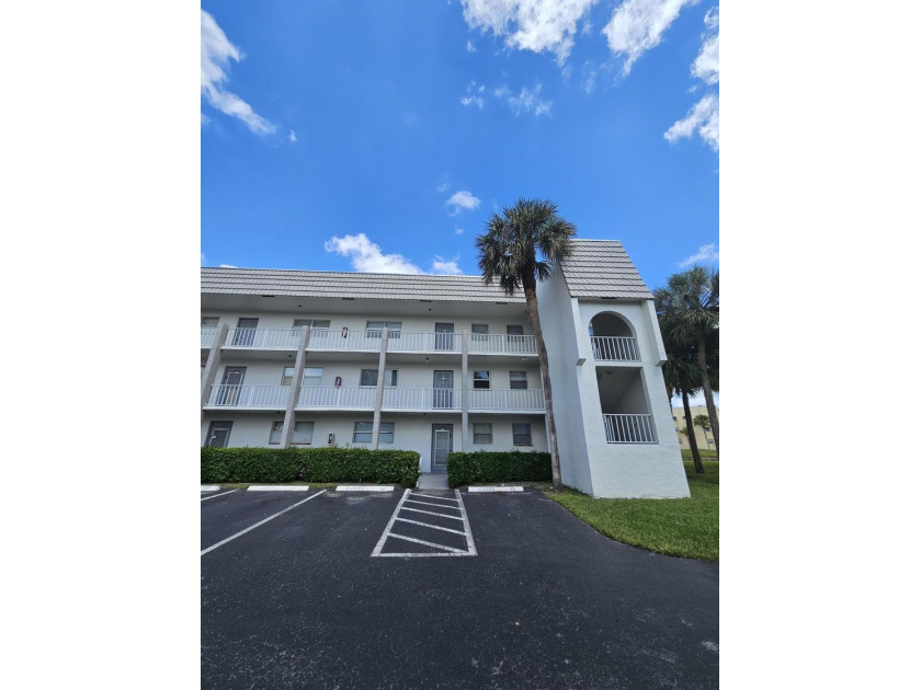 1st Floor Condo in Sunrise Lakes Phase 2 - Bright, Comfortable & - Beach Condo for sale in Sunrise, Florida on Beachhouse.com