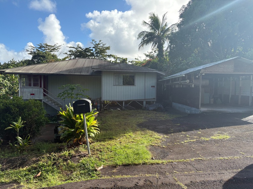 This 3 bed 1 1/2 bath fixer upper with lots for potential! - Beach Home for sale in Papaikou, Hawaii on Beachhouse.com