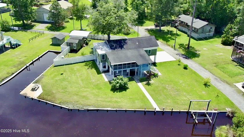 This waterfront bungalow is the perfect getaway located on a - Beach Home for sale in Belhaven, North Carolina on Beachhouse.com