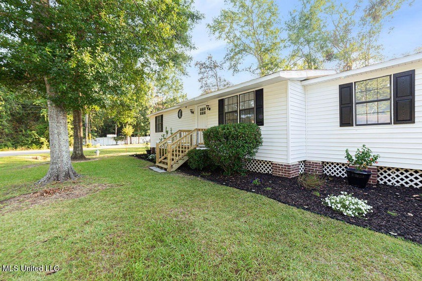 Pristine and completely updated 3-bedroom, 2-bathroom home - Beach Home for sale in Diamondhead, Mississippi on Beachhouse.com