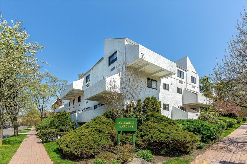 *FEELS LIKE A HOUSE* - A Perfect Blend of Comfort, Style, And - Beach Home for sale in Great Neck, New York on Beachhouse.com