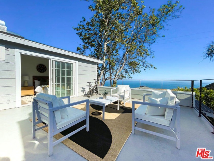 Set on a promontory with breathtaking views of the ocean and - Beach Home for sale in Malibu, California on Beachhouse.com