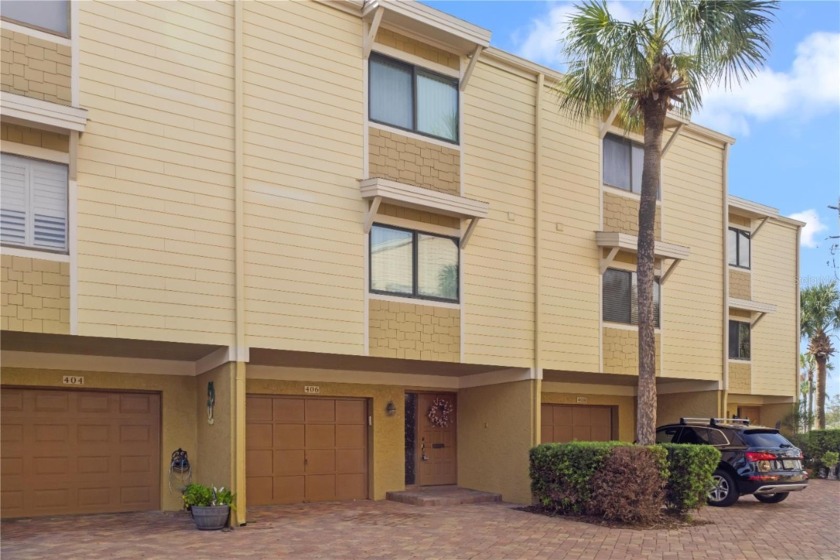 Discover this charming 2-bedroom, 2.5-bathroom townhouse located - Beach Townhome/Townhouse for sale in Treasure Island, Florida on Beachhouse.com