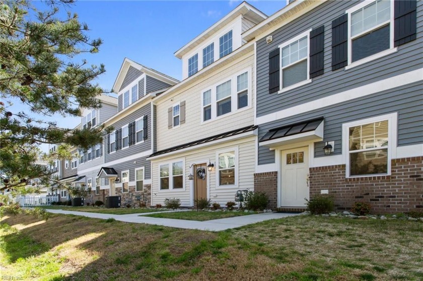 Stunning townhouse-style home in the heart of Chesapeake in the - Beach Home for sale in Chesapeake, Virginia on Beachhouse.com