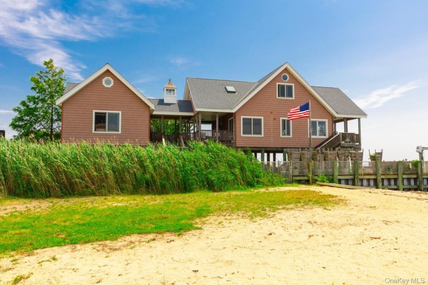 Welcome to this stunning bay-front 2015-built single-family home - Beach Home for sale in Lindenhurst, New York on Beachhouse.com
