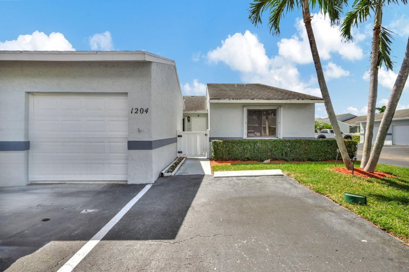 Freshly painted 3-bedroom, 2-bath CORNER villa with a 1-car - Beach Condo for sale in West Palm Beach, Florida on Beachhouse.com