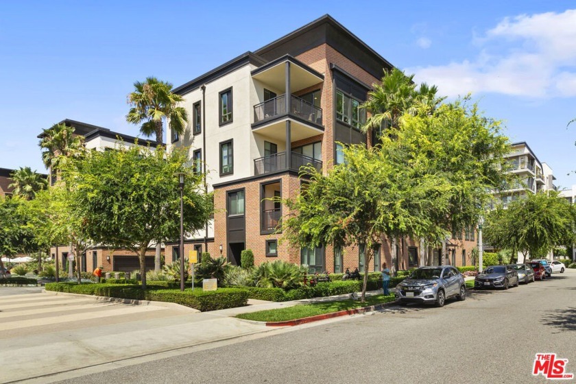 Rare opportunity. Gorgeous top floor single level Camden home - Beach Condo for sale in Playa Vista, California on Beachhouse.com