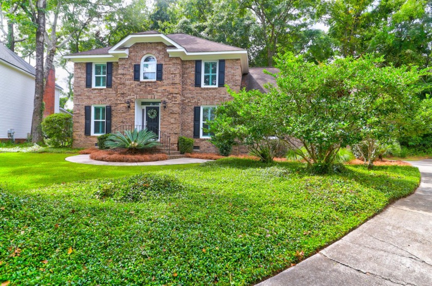 Welcome to 2071 Lewisfield Place, a charming property in the - Beach Home for sale in Mount Pleasant, South Carolina on Beachhouse.com