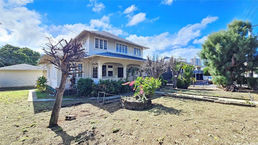 Excellent opportunity to restore large 2-story home(approx. 2 - Beach Home for sale in Honolulu, Hawaii on Beachhouse.com