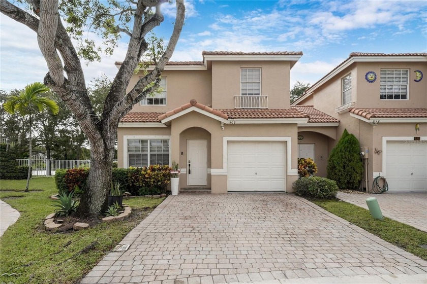 Beautifully renovated property with lake views, ideally located - Beach Townhome/Townhouse for sale in Pembroke Pines, Florida on Beachhouse.com