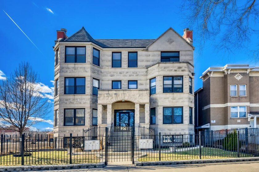 Welcome to this sun-drenched top-floor 3-bedroom, 2-bath condo - Beach Condo for sale in Chicago, Illinois on Beachhouse.com