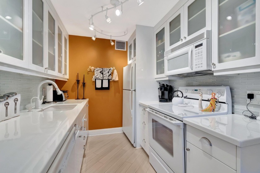 CENTURY VILLAGE, BOCA RATON--SUPER ACTIVE ADULT COMMUNITY. This - Beach Condo for sale in Boca Raton, Florida on Beachhouse.com