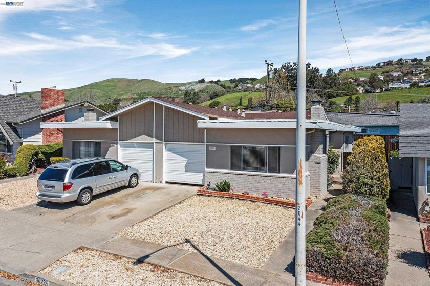 Clean duplex in Fairway Greens! Great fit for your 1031 exchange - Beach Home for sale in Hayward, California on Beachhouse.com