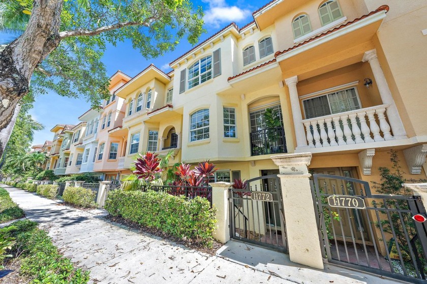 Step into this beautifully updated 2 master bedroom, 3.5 - Beach Townhome/Townhouse for sale in Palm Beach Gardens, Florida on Beachhouse.com