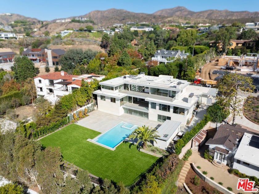 A striking architectural achievement where expansive living - Beach Home for sale in Pacific Palisades, California on Beachhouse.com