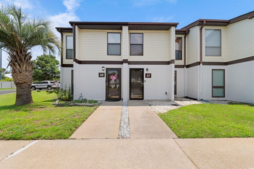 Priced to Sell!  This beautiful townhouse offers the perfect - Beach Townhome/Townhouse for sale in North Myrtle Beach, South Carolina on Beachhouse.com