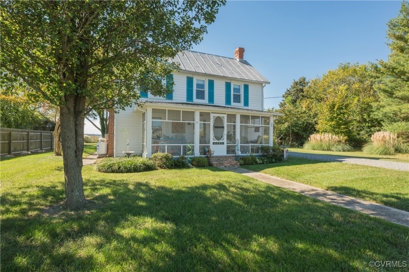 This charming waterfront cottage offers stunning views and a - Beach Home for sale in Lancaster, Virginia on Beachhouse.com