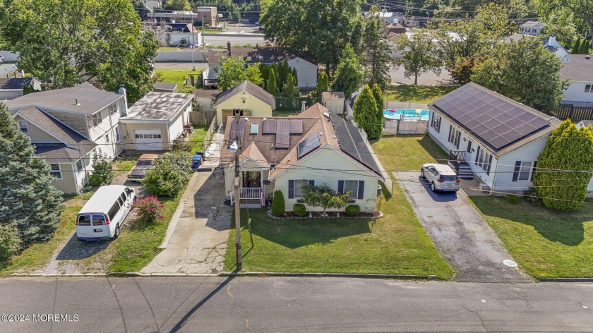 This charming 4 bedroom 2 bath expanded ranch is the perfect - Beach Home for sale in Atlantic Highlands, New Jersey on Beachhouse.com