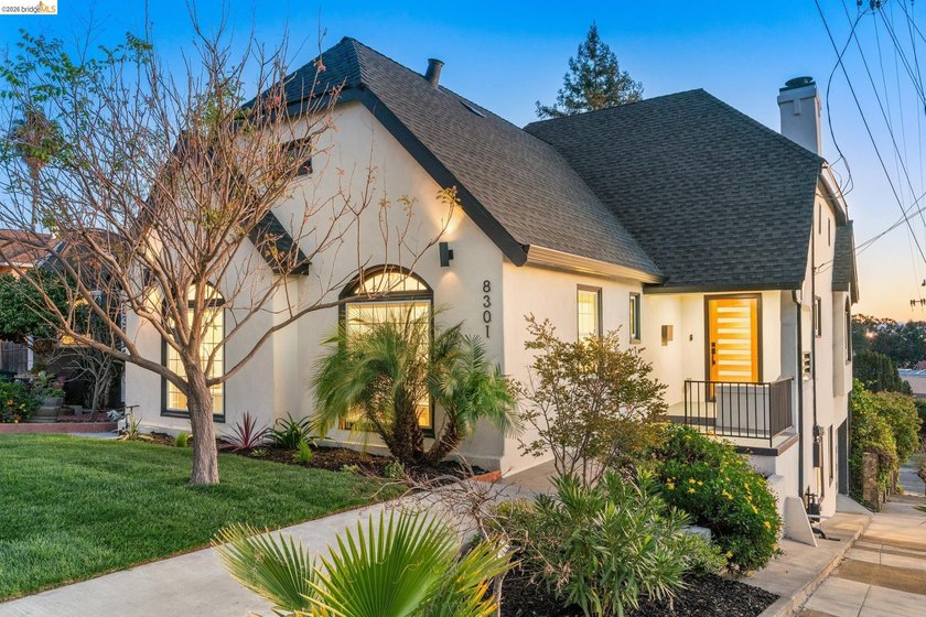 VIEWS! VIEWS! VIEWS! Welcome to your Oakland oasis! This updated - Beach Home for sale in Oakland, California on Beachhouse.com