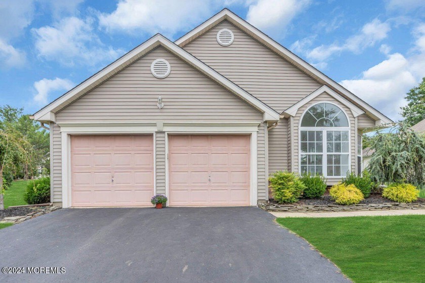 Nestled on a quiet cul-de-sac in Lake Ridge, this 2-bed, 2-bath - Beach Home for sale in Toms River, New Jersey on Beachhouse.com