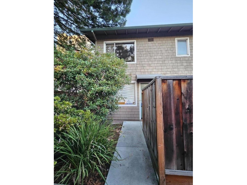 Prime Downtown Townhome with Unbeatable Location. This townhouse - Beach Condo for sale in Santa Cruz, California on Beachhouse.com