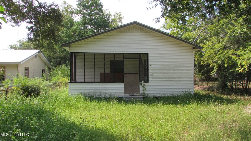 Would be a great investment property but needs TLC. Has good - Beach Home for sale in Gulfport, Mississippi on Beachhouse.com