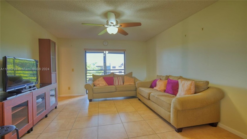 2/2 condo in Sunrise lakes Phase 4. This unit is situated in a - Beach Condo for sale in Sunrise, Florida on Beachhouse.com