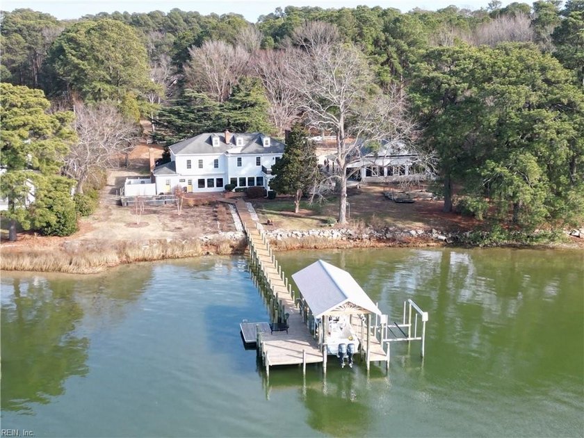 Luxury waterfront estate on 3 private acres with 226' of - Beach Home for sale in Yorktown, Virginia on Beachhouse.com