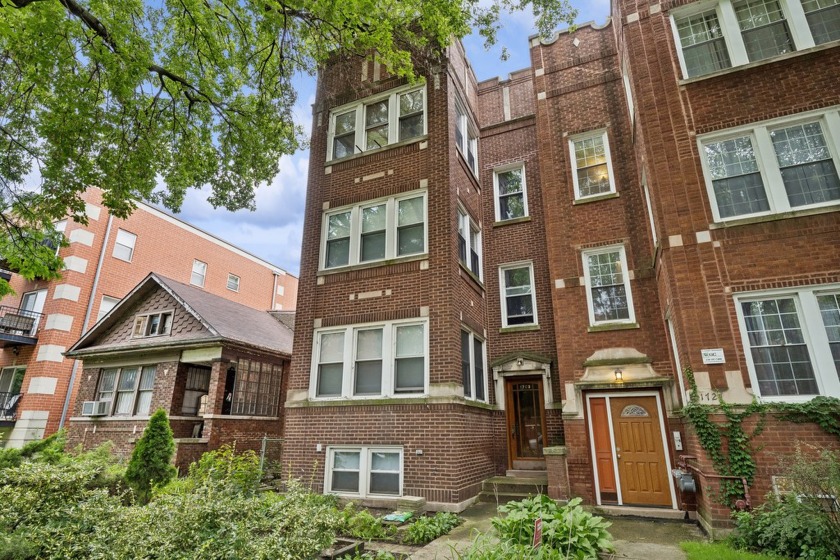 Great opportunity to remodel or renovate this handsome vintage - Beach Home for sale in Chicago, Illinois on Beachhouse.com