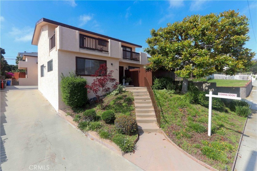 This updated 2-bedroom, 2-bath, end-unit townhome offers a - Beach Townhome/Townhouse for sale in Redondo Beach, California on Beachhouse.com