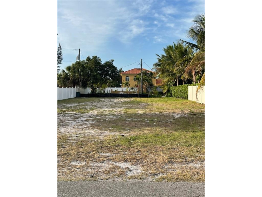 Amazing lot in Naples Park.  Great location whether you want to - Beach Lot for sale in Naples, Florida on Beachhouse.com