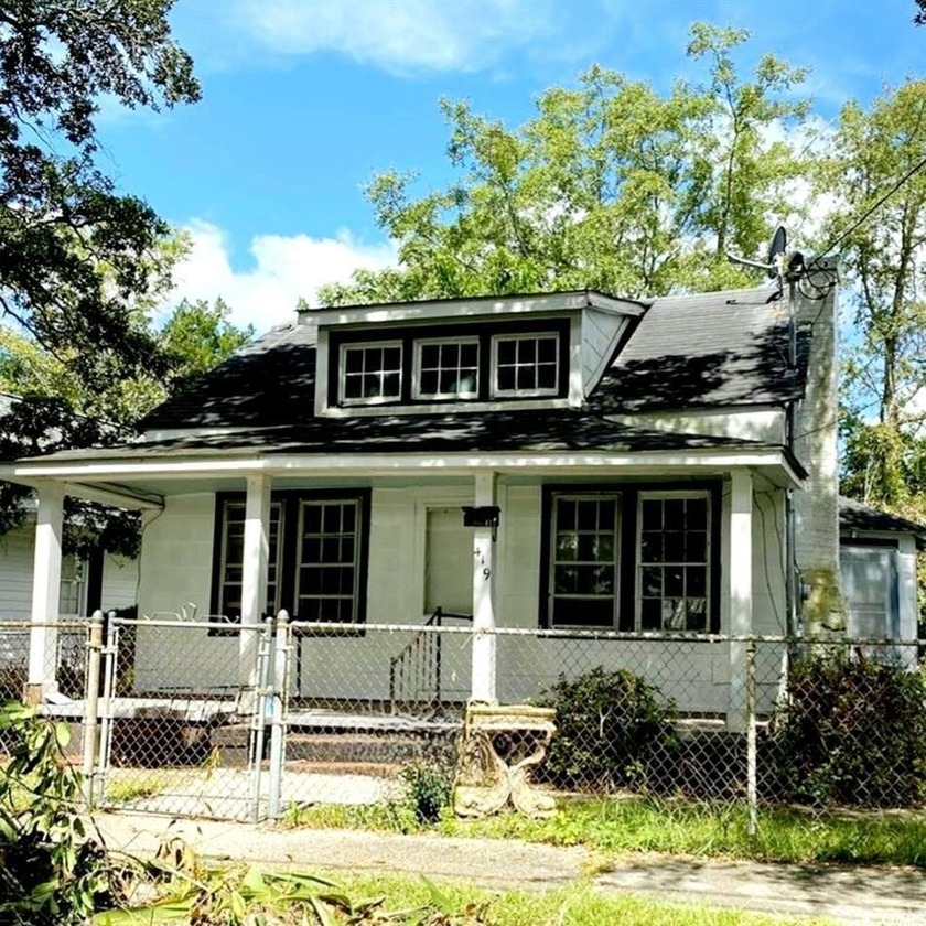 Discover this quaint and charming 3-bedroom, 1-bath home nestled - Beach Home for sale in Georgetown, South Carolina on Beachhouse.com