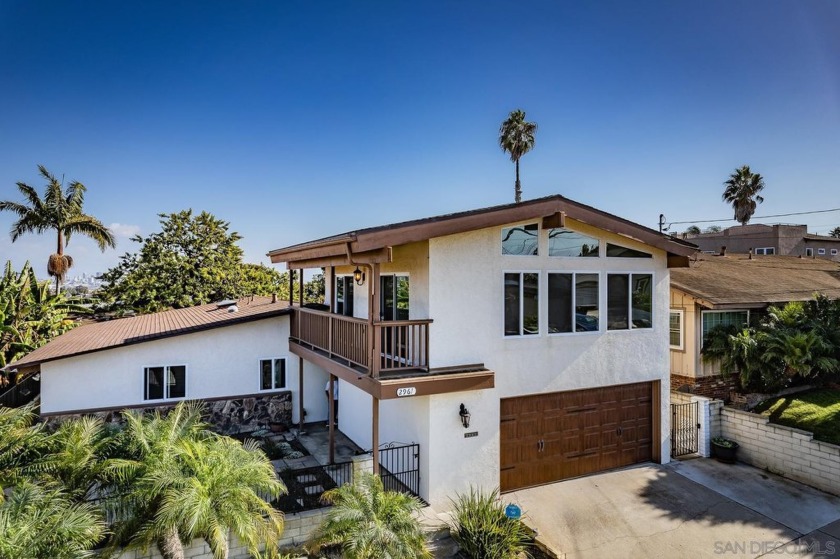 Opportunity knocks! This spacious 2224 sf home has a split level - Beach Home for sale in San Diego, California on Beachhouse.com