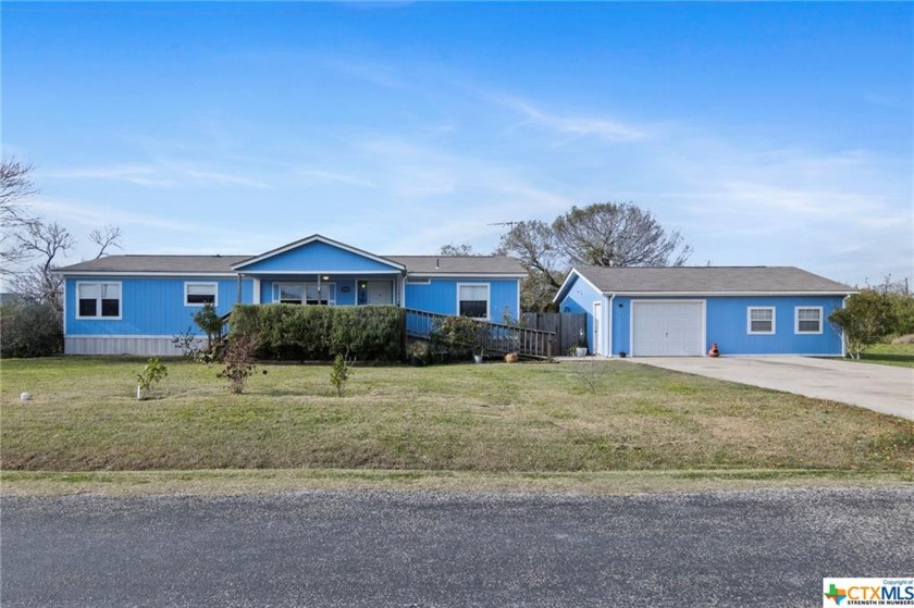 Spacious 3 bedroom/2 bath well kept home located in the charming - Beach Home for sale in Bayside, Texas on Beachhouse.com
