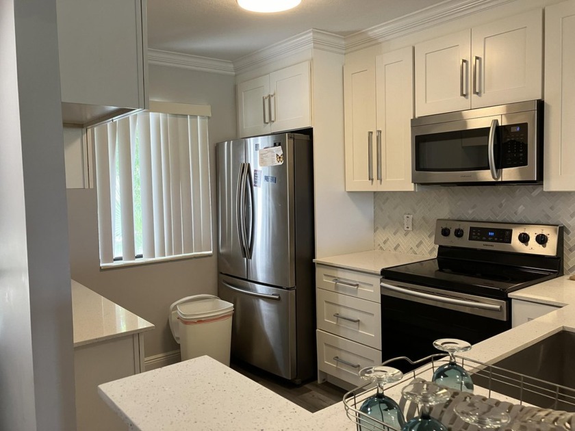 BEAUTIFULLY UPDATED 55+ COMMUNITY.  VINYL FLOORING THROUGHOUT - Beach Condo for sale in Lake Worth, Florida on Beachhouse.com