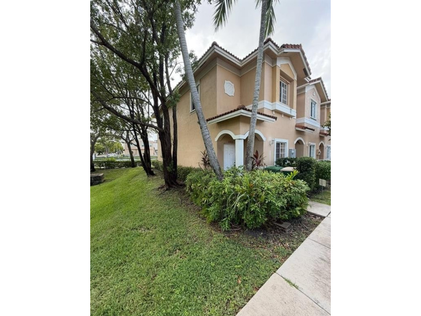 Corner 2 bed / 2.5 bath townhouse with great bones and tons of - Beach Townhome/Townhouse for sale in Tamarac, Florida on Beachhouse.com