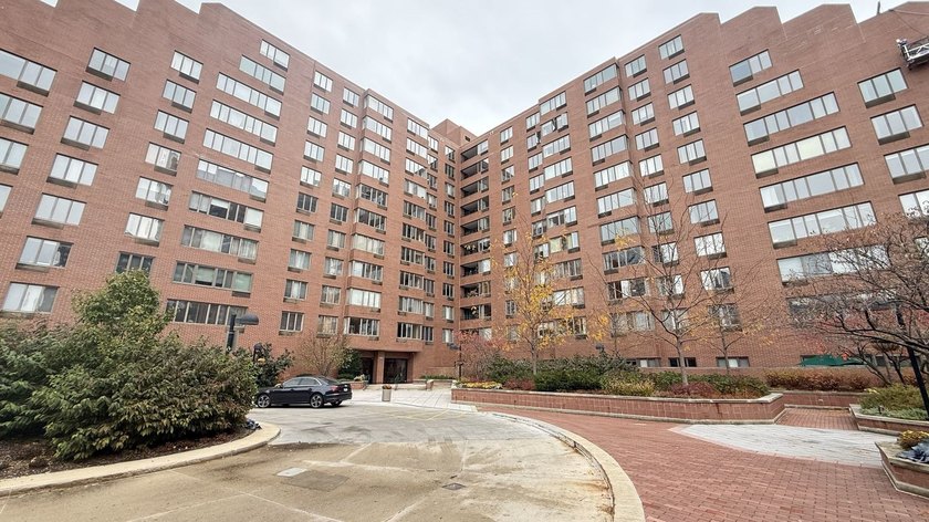 Rarely available Penthouse unit overlooking Sears Tower (Willis) - Beach Condo for sale in Chicago, Illinois on Beachhouse.com