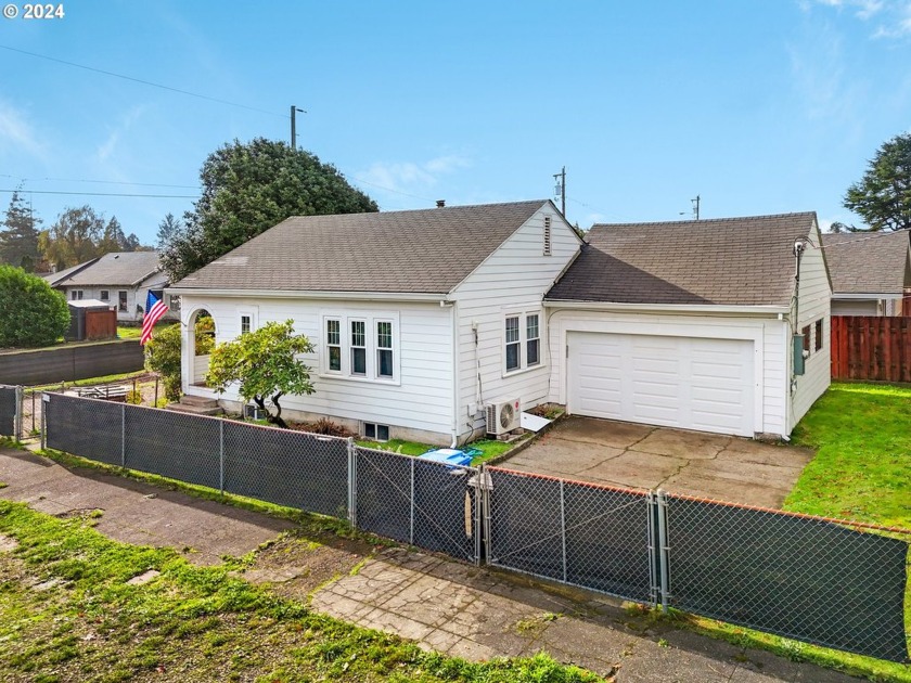 Charming bungalow in the heart of Tillamook. Home features a - Beach Home for sale in Tillamook, Oregon on Beachhouse.com