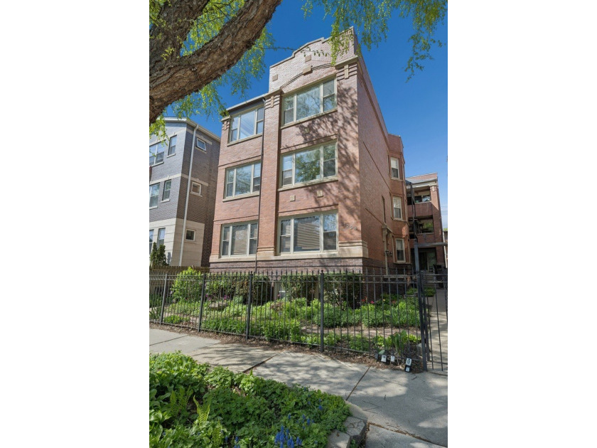 Sunny and bright top floor corner home with large windows and - Beach Condo for sale in Chicago, Illinois on Beachhouse.com