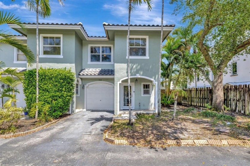 Live in the heart of Fort Lauderdale! This beautifully updated - Beach Townhome/Townhouse for sale in Fort Lauderdale, Florida on Beachhouse.com