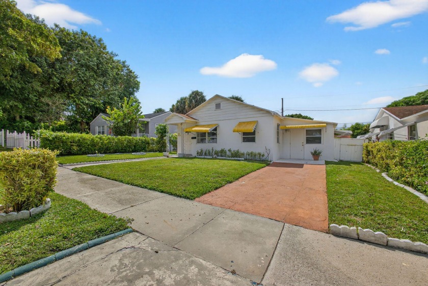 Charming 2-bedroom, 2-bath home with a spacious family/bonus - Beach Home for sale in West Palm Beach, Florida on Beachhouse.com
