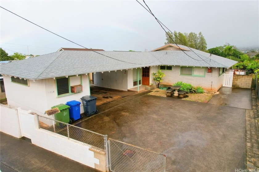 Welcome to this hidden gem inside the highly sought after - Beach Home for sale in Honolulu, Hawaii on Beachhouse.com