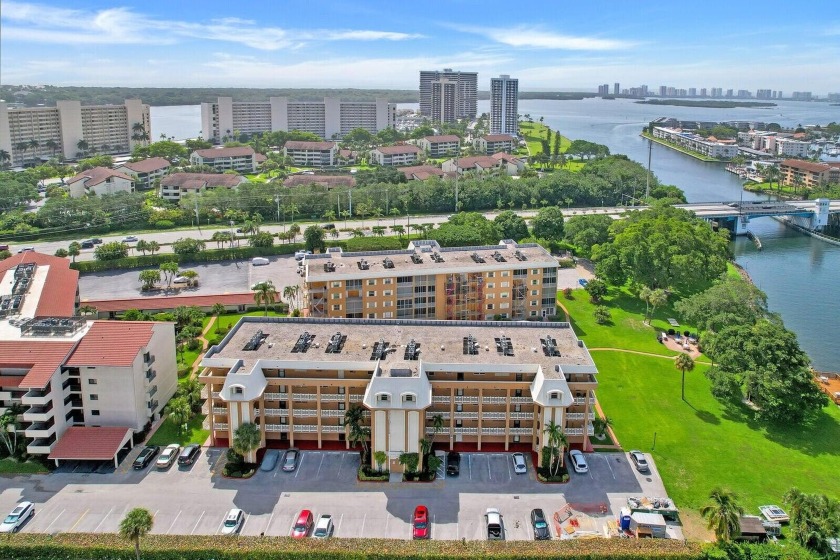 The seller has paid all assessments--move right in and enjoy - Beach Condo for sale in North Palm Beach, Florida on Beachhouse.com